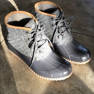 Gray duck / rain boots